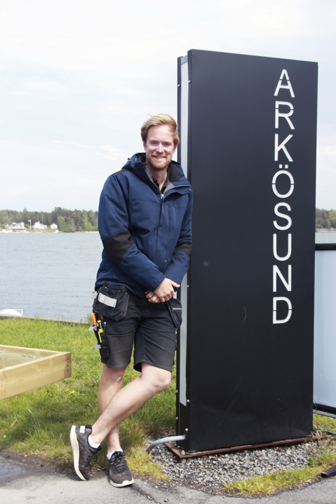 ”Välkommen till Arkösund och världens finaste kust!” säger Anton Dahllöf. Foto: Mirjam Lindahl