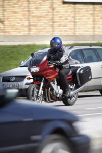 Gult glas skyddar mc-förare enligt VTI-studie mc och moped