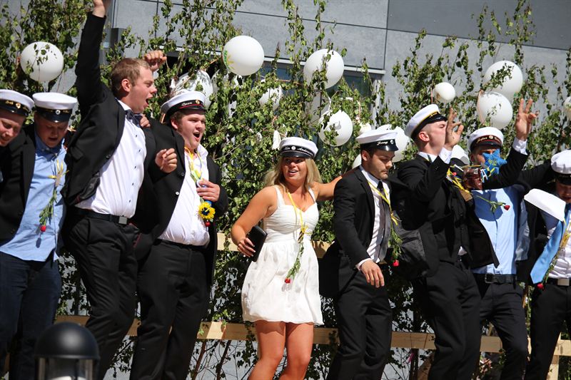 Eleverna från Vretagymnasiet går direkt till jobb efter studenten studentervretagymnasiet