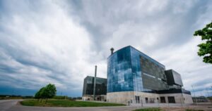 två glashus vid e4:an i linköping. lejonpannan (närmast i bild), är granne med den äldre gärstadpannan.