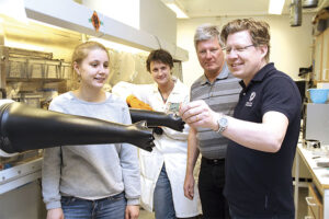 emma thomas conny och mattias med prototypen