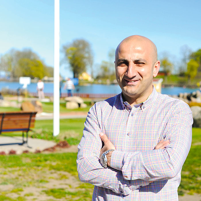 Affärsmannen med ena foten i kanalen simonozmen fotobjornlisinski