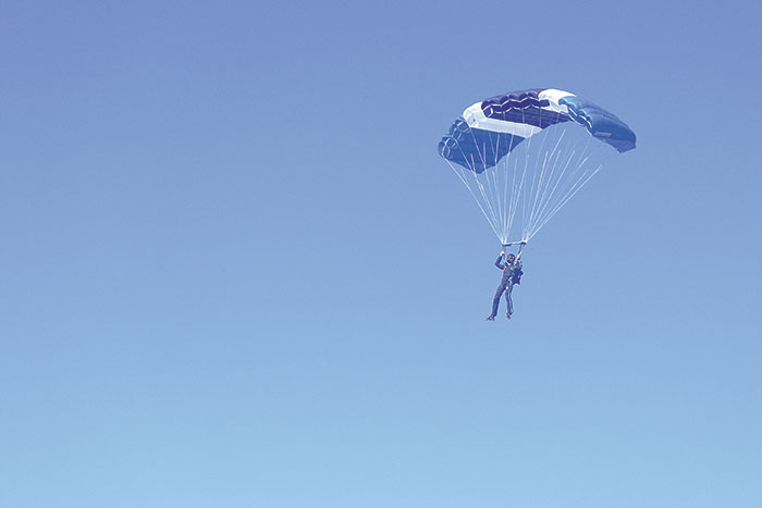 Fritt fall och svävande frihet fallskärm 1