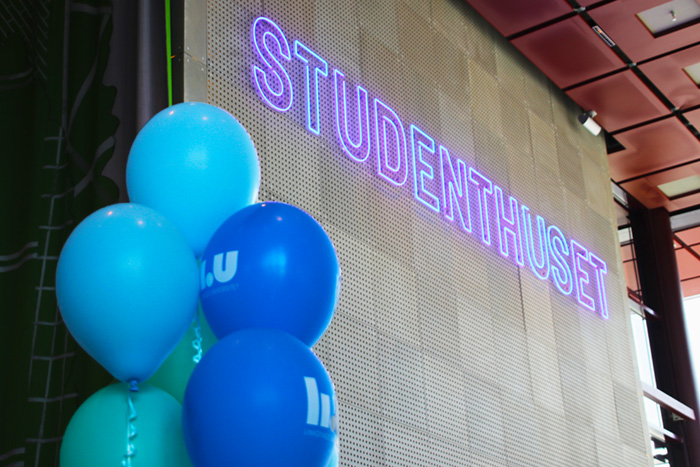 Studenternas egna hus på Campus studenthusetneon foto mirjam lindahl