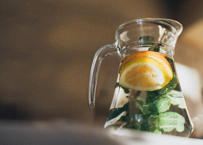 Hälsa, träning och välmående water with sliced lemon in pitcher 2705644 700