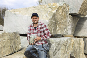 Tim är Sveriges yngsta stenhuggarmästare! borghamn tim web