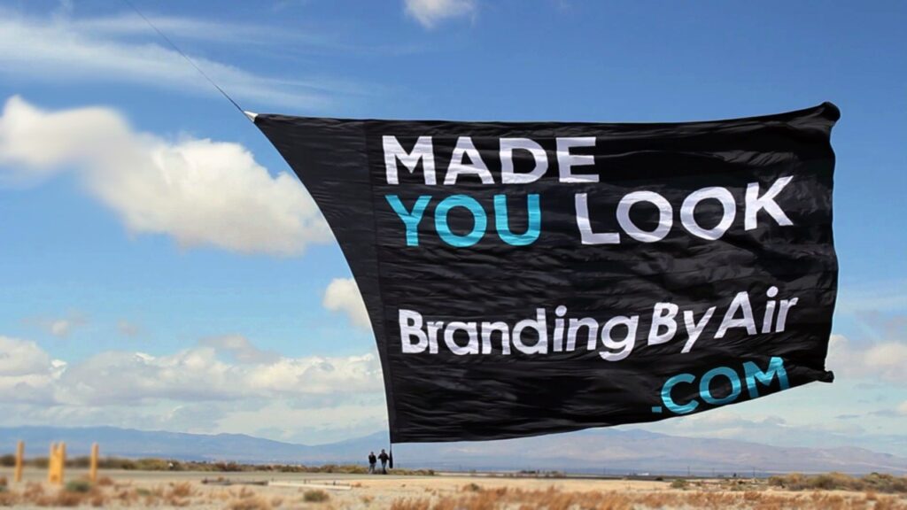 Tre enkla riktlinjer som lyfter din banderoll Helicopter Jumbo Banner Foto Ryanbrandingbyair Copy 1 1024x576