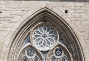 Teamwork i Borghamn bakom Stenpriset rosettfönstret på linköpings domkyrka web