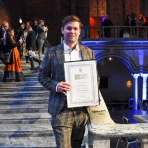 Stenhuggare Tim har fått sitt Mästarbrev mästarbrev 2web