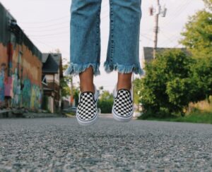 Komfort och stil: Slip on sneakers som arbetsskor Olivia O Connor Ih7KwimXzmg Unsplash 1 300x244